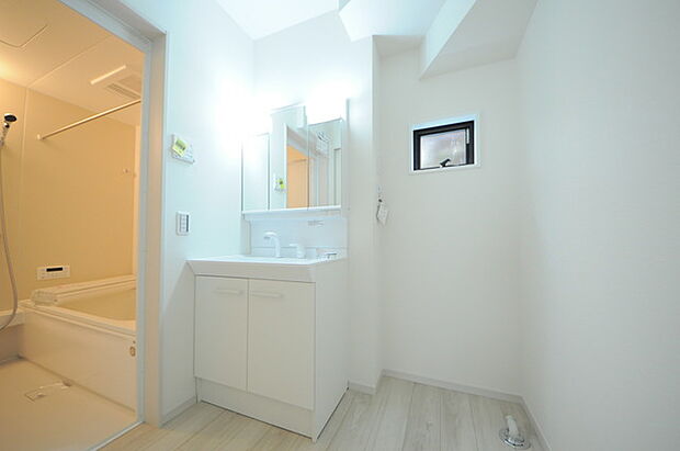 お出かけ前の身だしなみに一歩差がつく三面鏡。ミラー裏にはたっぷり収納もございます。