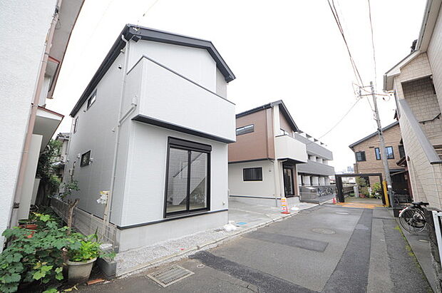 戸建てが立ち並ぶ静かな住宅街。四季折々の移り変わりを感じながら自然と楽しみ、暮らす、そんな毎日を日々の中で感じられる住環境