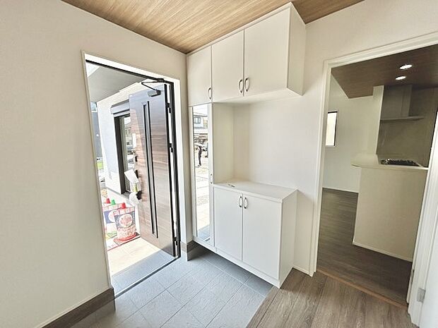 お客様をお迎えする玄関、お家の出入りもスムーズに行えます。 