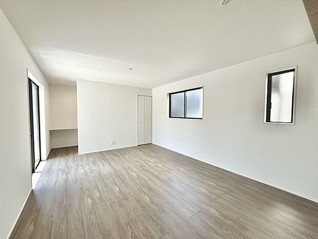 家族団欒のリビング。陽光差し込む食卓には家族の会話とスマイルが溢れます。いつまでもここで食卓を囲みたくなる、そう感じさせてくれるスペース。 