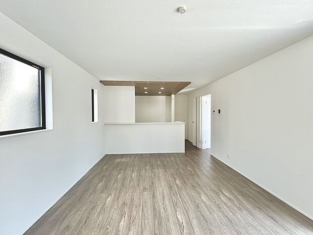 大きな開口部から明るい光が差し込むリビング。日中の室内の明るさがこの部屋の魅力です。 