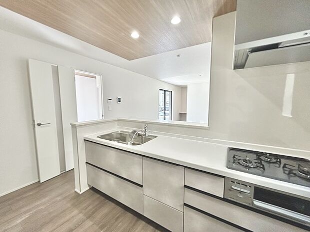 リビングにいる家族の顔が見渡せるカウンターキッチン。お料理もより一層おいしく、楽しく。食器棚を背面に設置しても十分な広さを確保しています。 