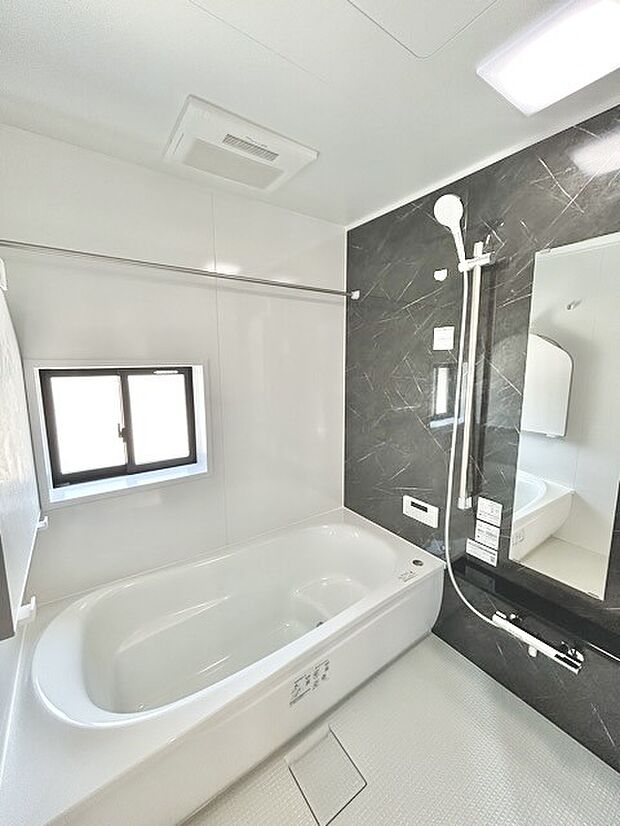 1日の疲れを取るゆとりある浴室です。 