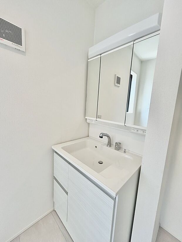 お出かけ前の身だしなみに一歩差がつく三面鏡。ミラー裏にはたっぷり収納もございます。 