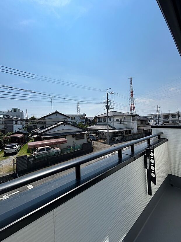 陽ざしが差込む明るいバルコニー。奥行きのあるバルコニーはお洗濯時に助かります。 