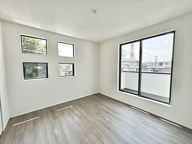 どんな家具にでも相性が良い清潔感ある白色調のクロスを採用。主張しすぎない配色、耐久性にも優れた床材は日々のメンテナンスも楽に、快適に過ごして頂けるよう考えられています。 