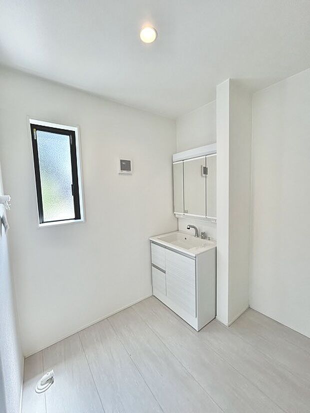 ゆとりの洗面スペースで朝の身支度もスムーズに行えます。 