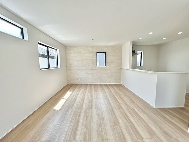 家族団欒のリビング。陽光差し込む食卓には家族の会話とスマイルが溢れます。いつまでもここで食卓を囲みたくなる、そう感じさせてくれるスペース。