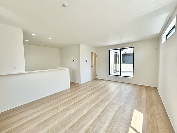 家族や友人、両親、親戚とこれから沢山の時間を紡ぐのだろう。そこを彩るのは窓から見える青い空、心地よい緑。そんなイメージが膨らむリビングスペース。