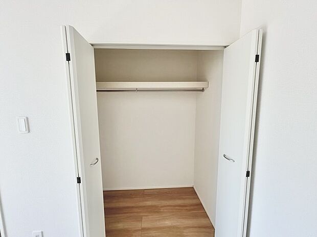 広々収納で、仕事着、普段着をまとめて収納できます。