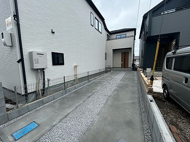 セカンドカーや来客時にも便利なカースペース2台分ございます。