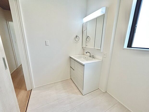 ゆとりの洗面スペースで朝の身支度もスムーズに行えます。