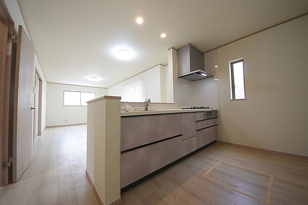 家族が一番集まる場所だから広々としつつも素敵な空間であって欲しい。皆がくつろぐリビングからキッチンまでが一つに繋がる空間。 