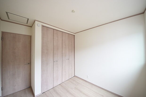 今からここを誰のお部屋にしようか、そんな洋室。大きさは4.5帖です。 