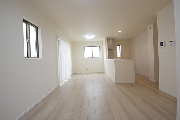 家族が一番集まる場所だから広々としつつも素敵な空間であって欲しい。皆がくつろぐリビングからキッチンまでが一つに繋がる空間。 