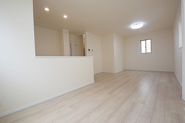 いつも家族の集まるリビングは広々とした16帖。通風・採光にも優れ、心安らぐ風と光がたえない空間。汎用性に富んだ居住スペースと、高揚感さえも与えてくれる住空間です。 