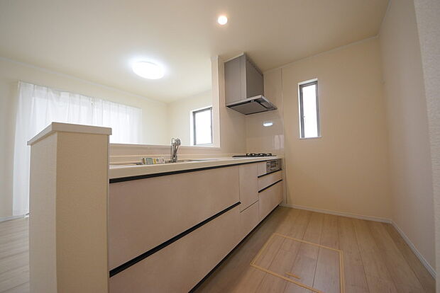 明るい光が降り注ぐ窓があるキッチンはお料理を作る時の気持ちもいつもより明るくなります。近くに窓があるので換気もしやすいですね。 