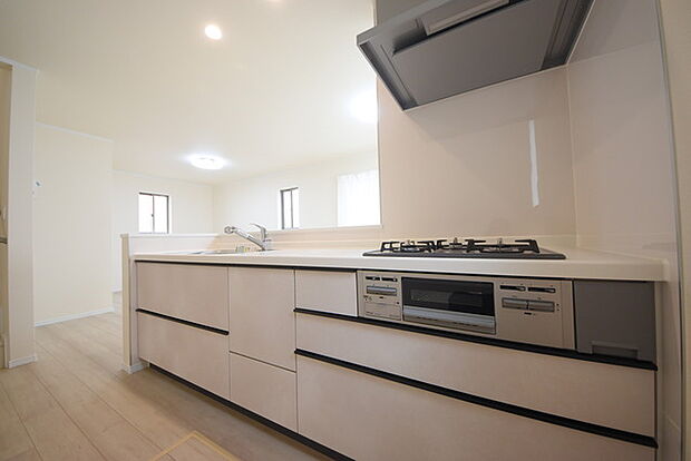 明るい光が降り注ぐ窓があるキッチンはお料理を作る時の気持ちもいつもより明るくなります。近くに窓があるので換気もしやすいですね。 