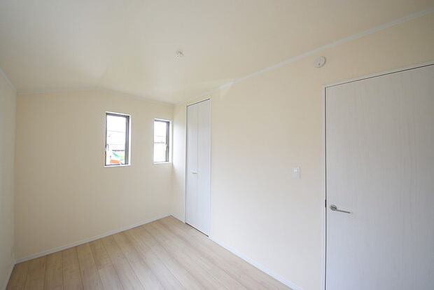 今からここを誰のお部屋にしようか、そんな洋室。大きさは5帖です。 