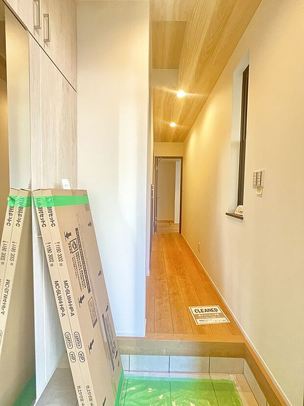 お宅の顔となる明るく開放的な玄関。ご家族皆様様の靴を収納できるスペースと全身鏡があり、お出掛け前に身だしなみチェックもできます。 