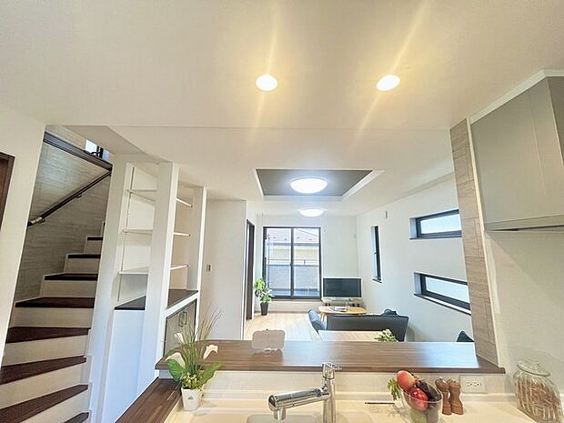 家族が一番集まる場所だから広々としつつも素敵な空間であって欲しい。皆がくつろぐリビングからキッチンまでが一つに繋がる空間。 