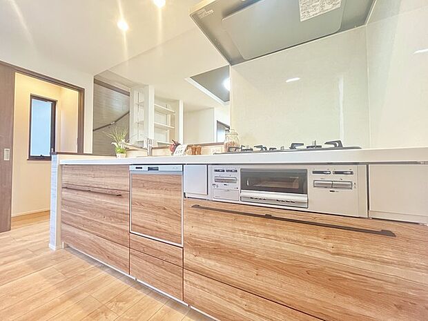 リビングにいる家族の顔が見渡せるカウンターキッチン。お料理もより一層おいしく、楽しく。食器棚を背面に設置しても十分な広さを確保しています。 