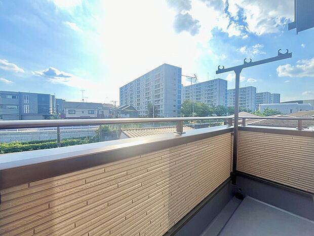 窓から眺める風景は一日の疲れを癒すヒーリングを奏でる、心地の良い時間を演出してくれます。室内も重要ですが、周りの環境もマイホーム選びの大事なポイント 