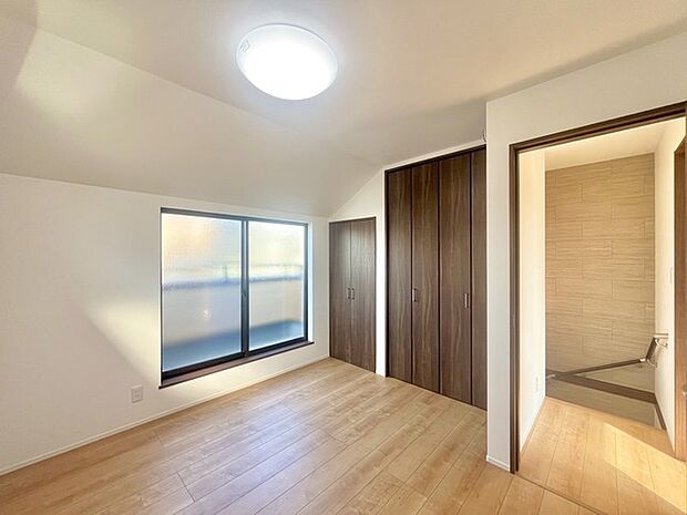 広々収納で、仕事着、普段着をまとめて収納できます。 