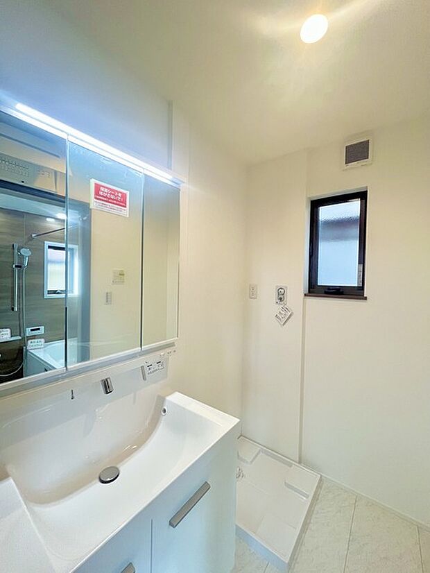 ゆとりの洗面スペースで朝の身支度もスムーズに行えます。 