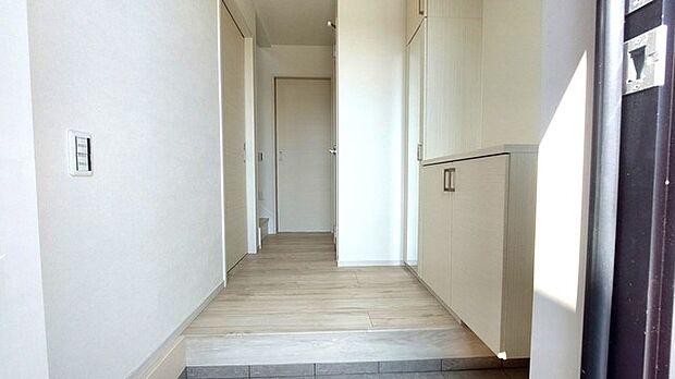 お宅の顔となる明るく開放的な玄関。ご家族皆様様の靴を収納できるスペースと全身鏡があり、お出掛け前に身だしなみチェックもできます。