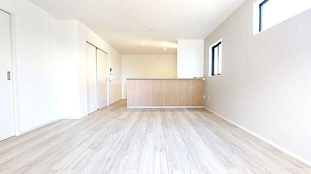 家族が一番集まる場所だから広々としつつも素敵な空間であって欲しい。皆がくつろぐリビングからキッチンまでが一つに繋がる空間。