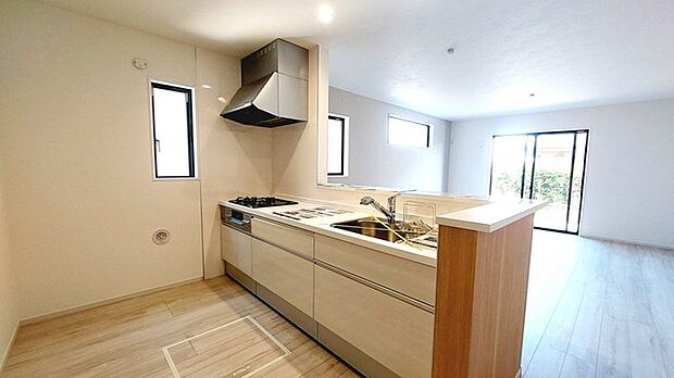 明るい光が降り注ぐ窓があるキッチンはお料理を作る時の気持ちもいつもより明るくなります。近くに窓があるので換気もしやすいですね。