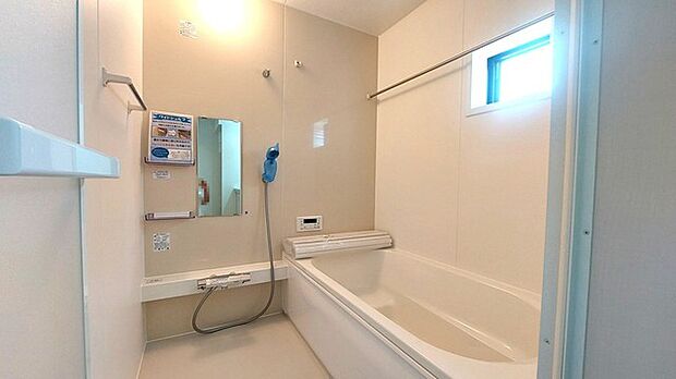 花粉や雨の日、寒い冬の時期に嬉しい浴室乾燥機。換気機能で入浴時に湿気を換気しカビの防止にもなります。