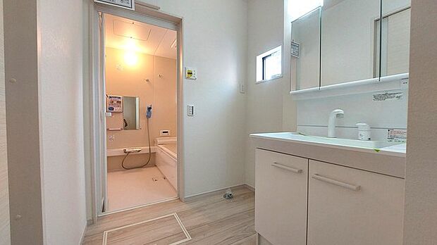 ゆとりの洗面スペースで朝の身支度もスムーズに行えます。