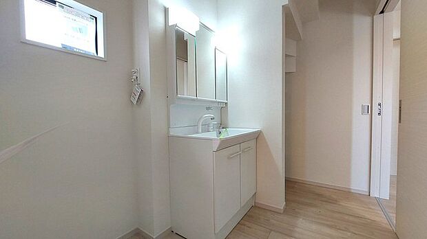 使い勝手の良い洗面台、窓があることで換気もしやすく清潔感のある空間を保てます。