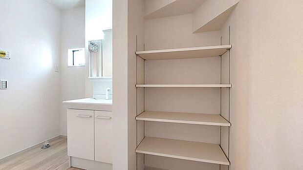 ゆとりの洗面スペースで朝の身支度もスムーズに行えます。