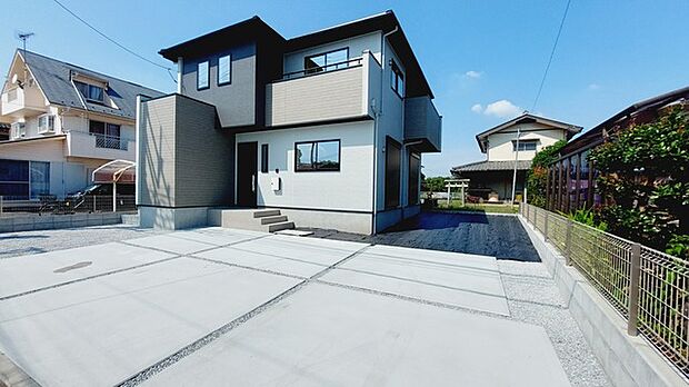 セカンドカーや来客時にも便利なカースペース3台分ございます。