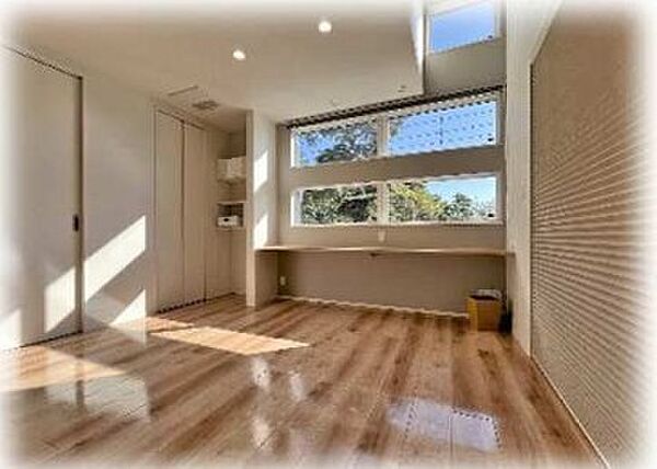 窓に面したカウンターは 宿題やリモート作業に、趣味のコーナーとしてなど色々な用途で使えて便利です。