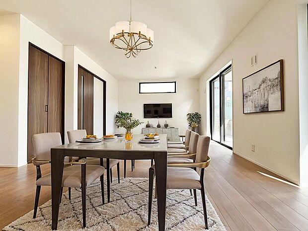 家具はCGによるものです。価格に家具は含みません。 床暖房がある明るいリビングは、より多くの光を室内に取り入れるよう考えられた設計士の心遣いが感じられる窓の配置。家族団欒の場所になりそうです。