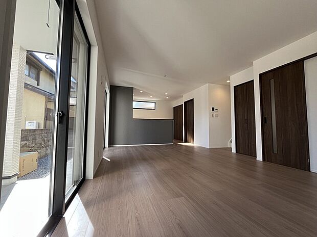 いつも家族の集まるリビングは広々通風・採光にも優れ、心安らぐ風と光がたえない空間。汎用性に富んだ居住スペースと、高揚感さえも与えてくれる住空間です。 