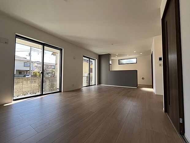 家族団欒のリビング。陽光差し込む食卓には家族の会話とスマイルが溢れます。いつまでもここで食卓を囲みたくなる、そう感じさせてくれるスペース。 