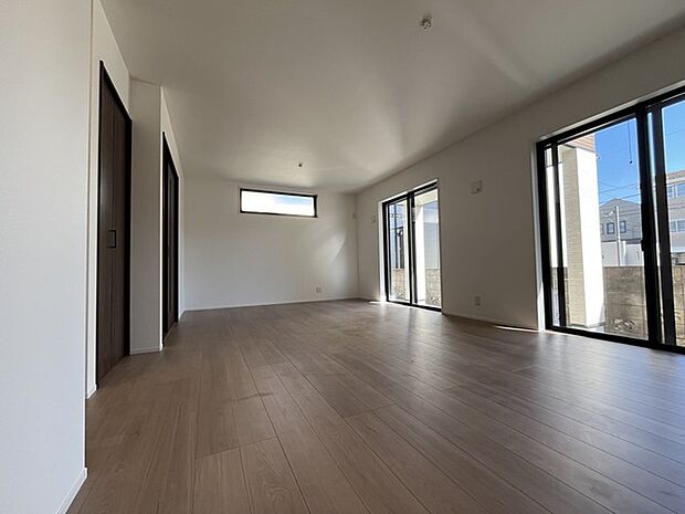 家族や友人、両親、親戚とこれから沢山の時間を紡ぐのだろう。そこを彩るのは窓から見える青い空、心地よい緑。そんなイメージが膨らむリビングスペース。 