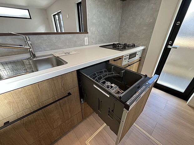 家事時間を短縮できる食洗器付き、毎日の負担を減らしてお料理を楽しめる嬉しい設備です。 