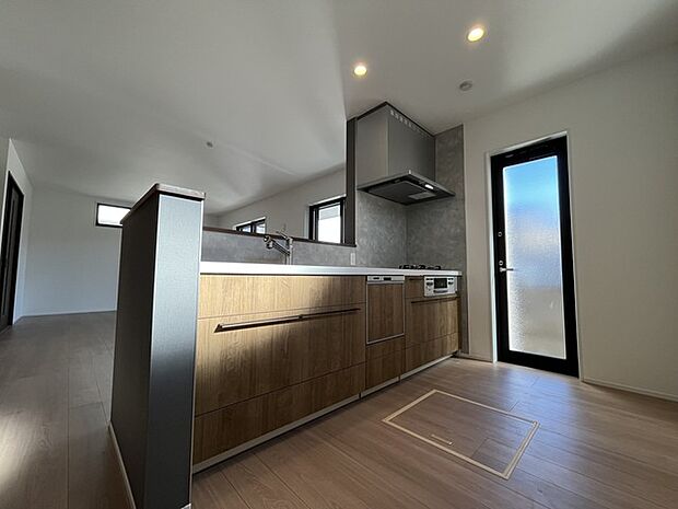 リビングにいる家族の顔が見渡せるカウンターキッチン。お料理もより一層おいしく、楽しく。食器棚を背面に設置しても十分な広さを確保しています。 