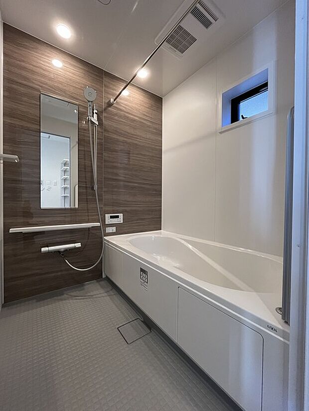 一緒にお風呂に入っている子供達の声がリビングまで聞こえてきそうな広々とした1坪バス 