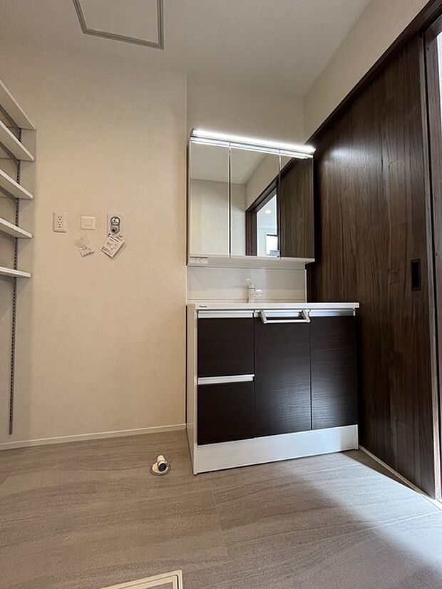 お出かけ前の身だしなみに一歩差がつく三面鏡。ミラー裏にはたっぷり収納もございます。 