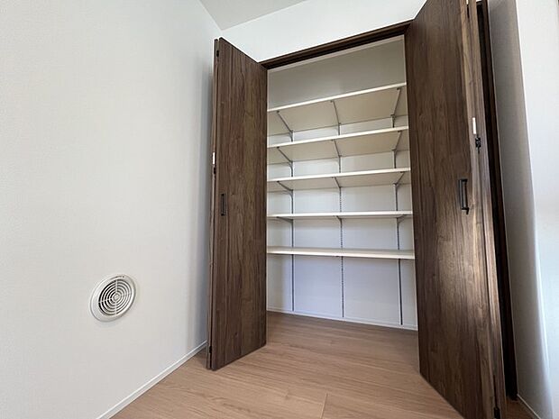 広く大きな食品庫