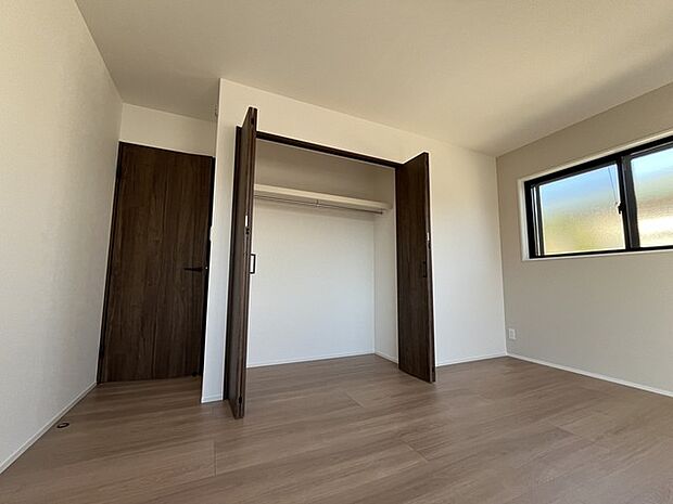 広々収納で、仕事着、普段着をまとめて収納できます。 