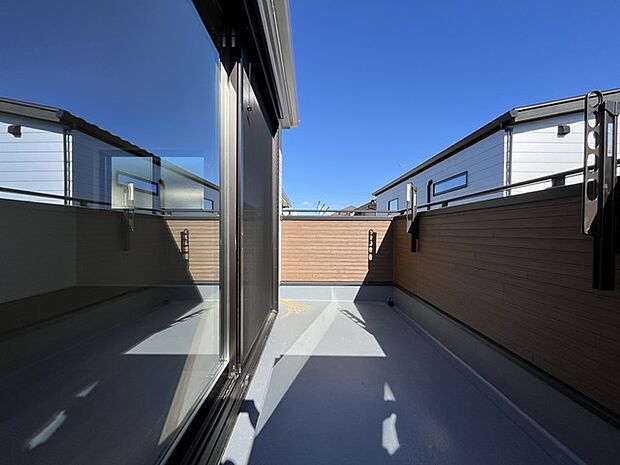 陽ざしが差込む明るいバルコニー。奥行きのあるバルコニーはお洗濯時に助かります。 