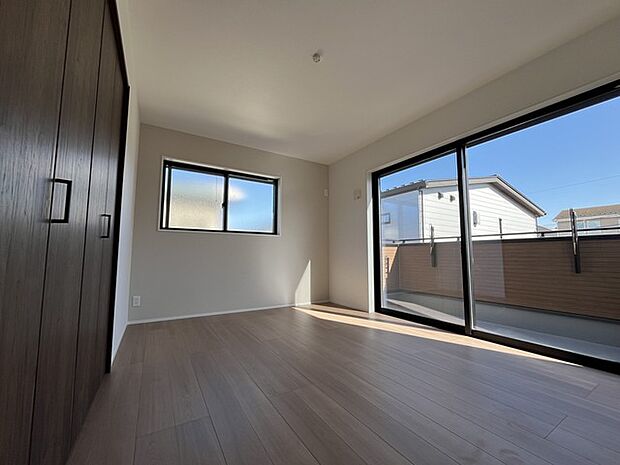 ゆとりの7.6帖ある寝室、陽光が入りやすく朝の目覚めも気持ち良く起こしてくれます。 